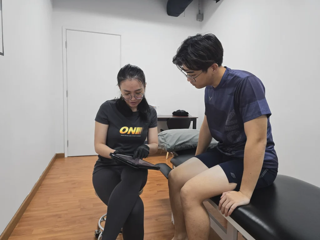 physiotherapist-explaining-physio-plan