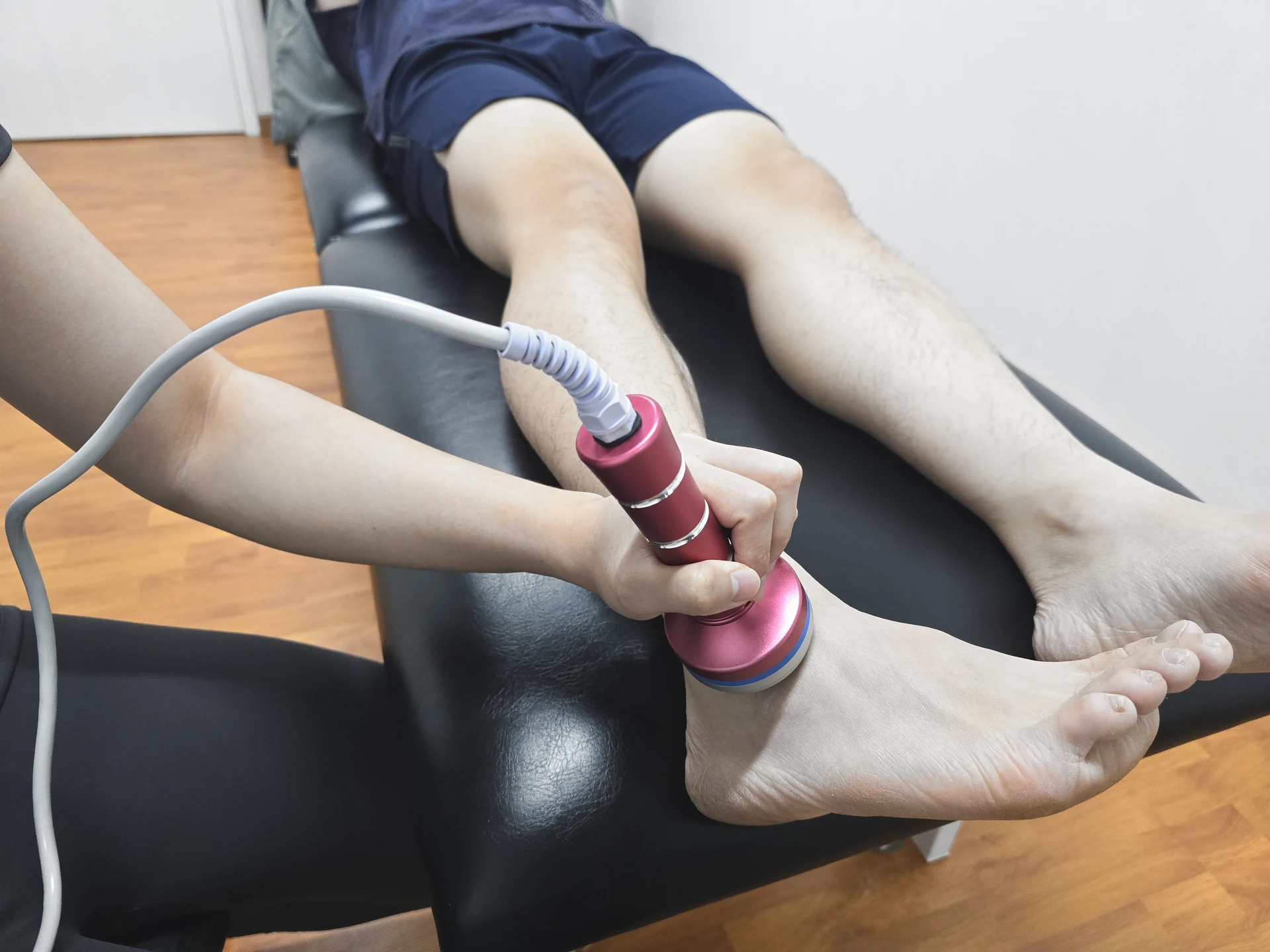 physiotherapist-therapeutic-ultrasound-ankle-1