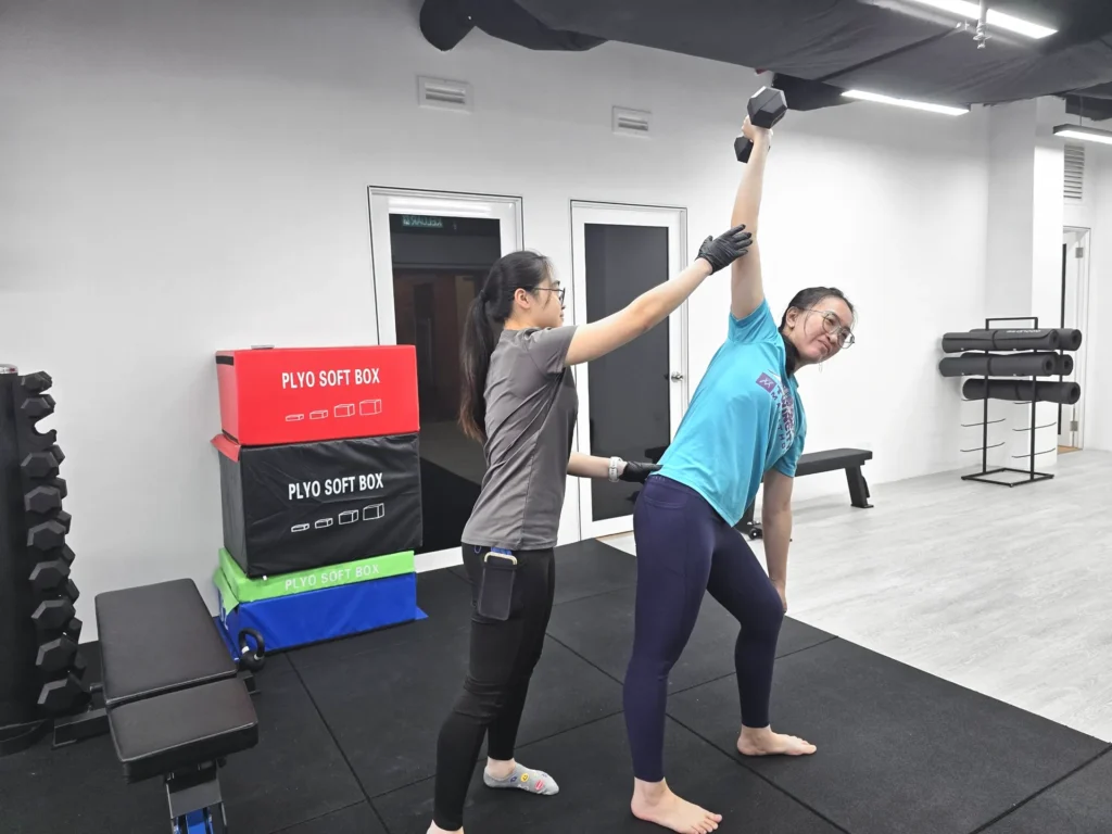 physiotherapist-coached-dumbbell-overhead-side-bend