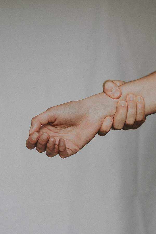 hand-holding-wrist