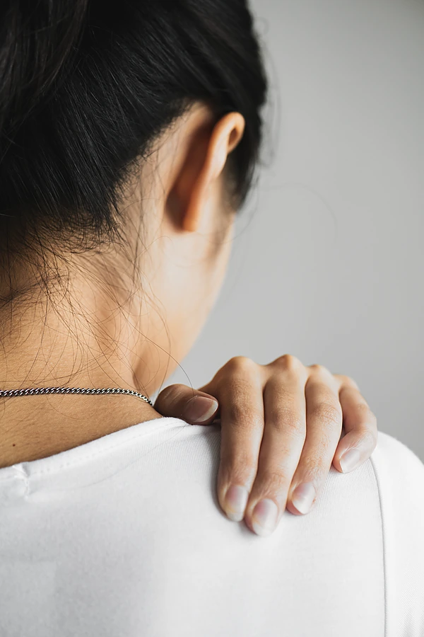 person-holding-shoulder-from-behind